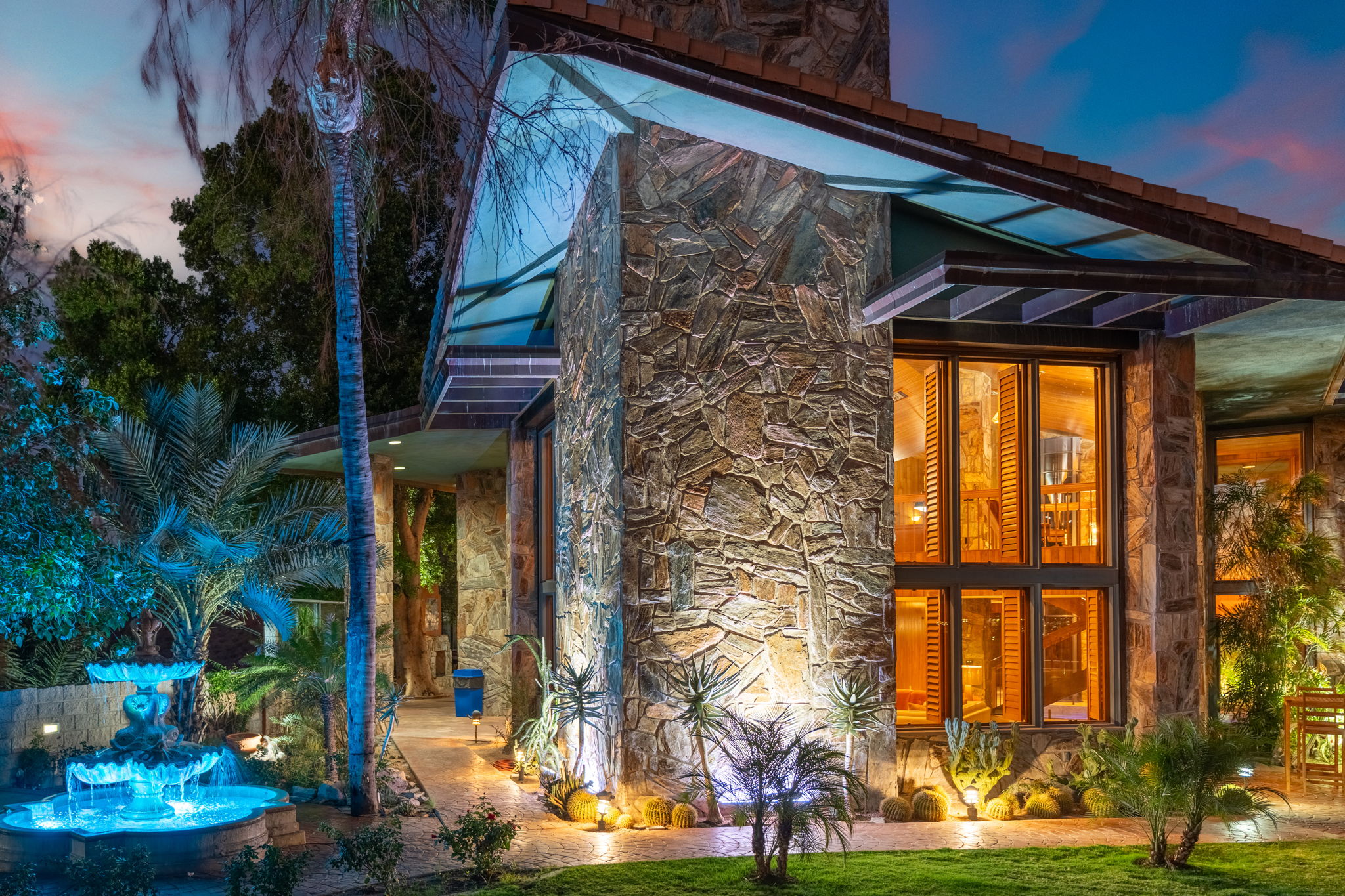 CHÂTEAU Sur La Montagne, a 6-bedroom estate with pool house at Piestewa Peak, Phoenix