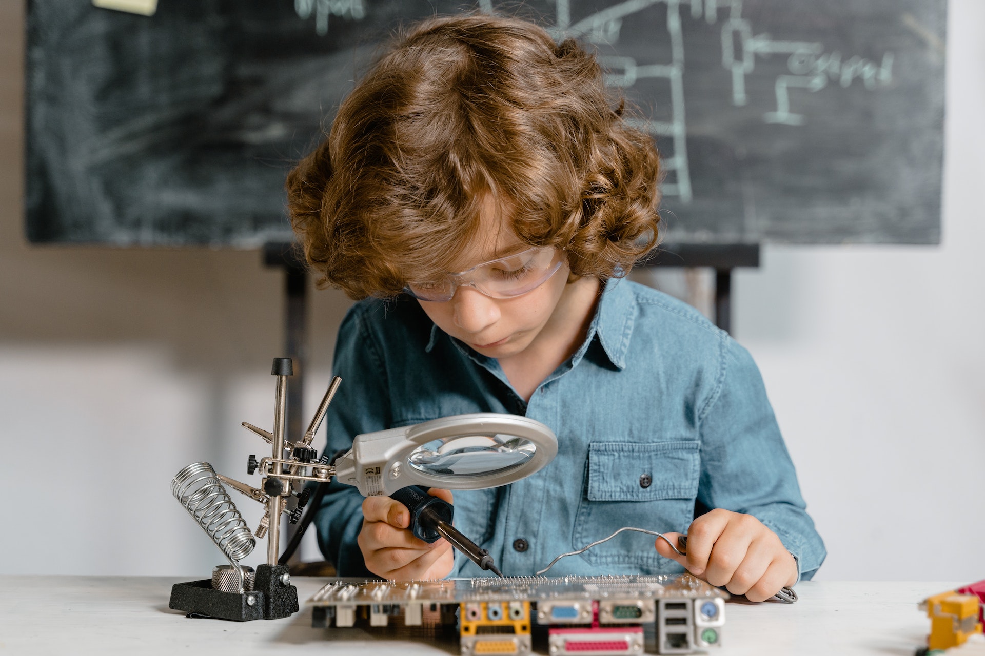 child learning science