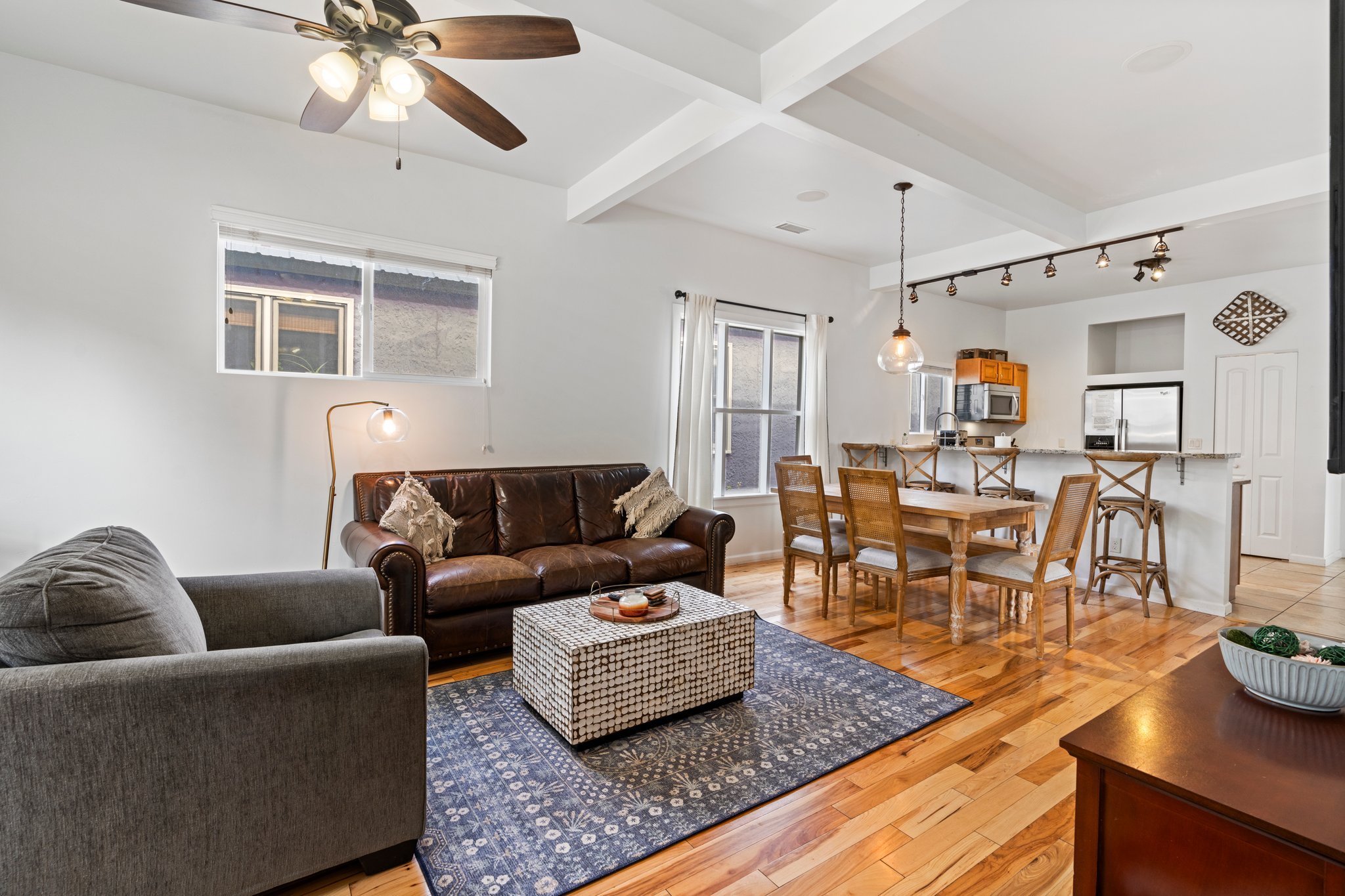 Living room of a 5th avenue cottage available on Book Direct Day