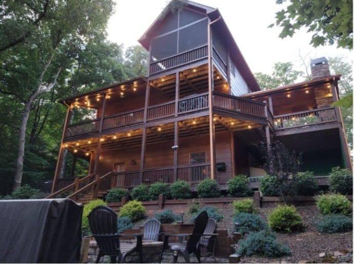 No Agenda is a luxury 3-bedroom cabin rental in Blue Ridge that is pet-friendly