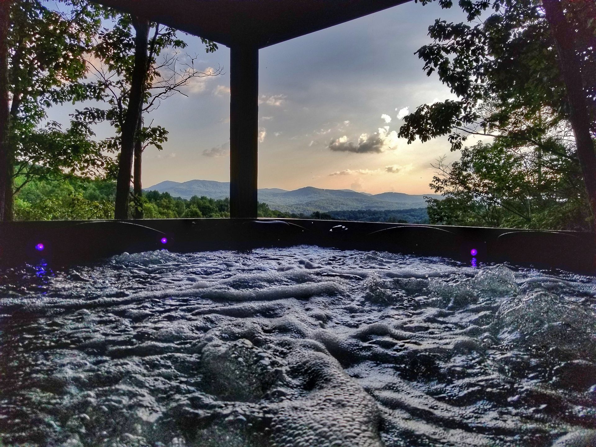 Trail's End is a 2-bedroom cabin in Blue Ridge that is pet-friendly