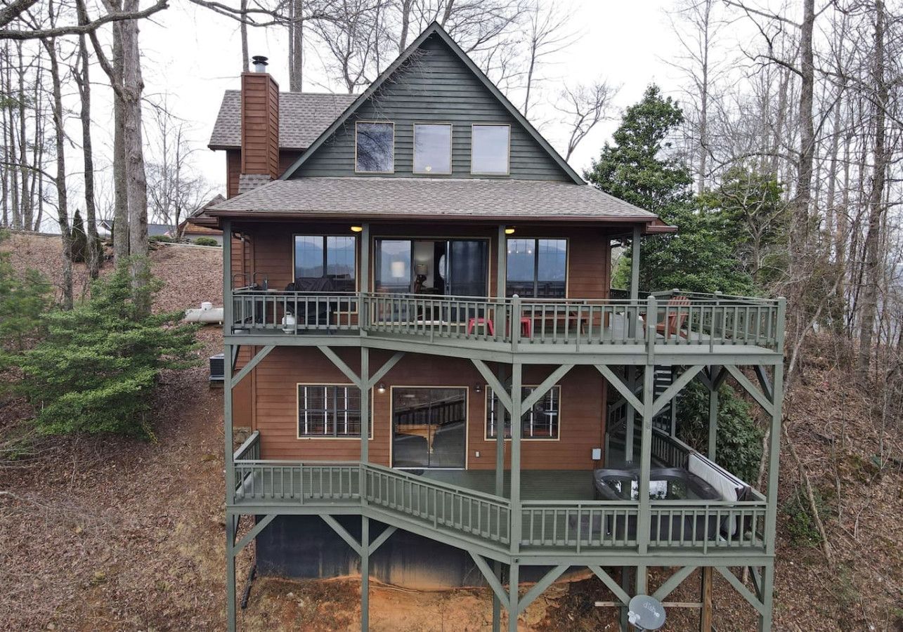 Over the Moon is a luxury cabin in Blairsville, which is in north GA and is also pet-friendly.