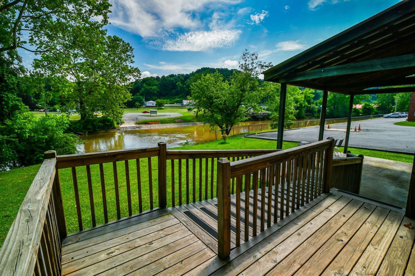 Waterfront vacation rentals. This rental sits on the Toccoa River