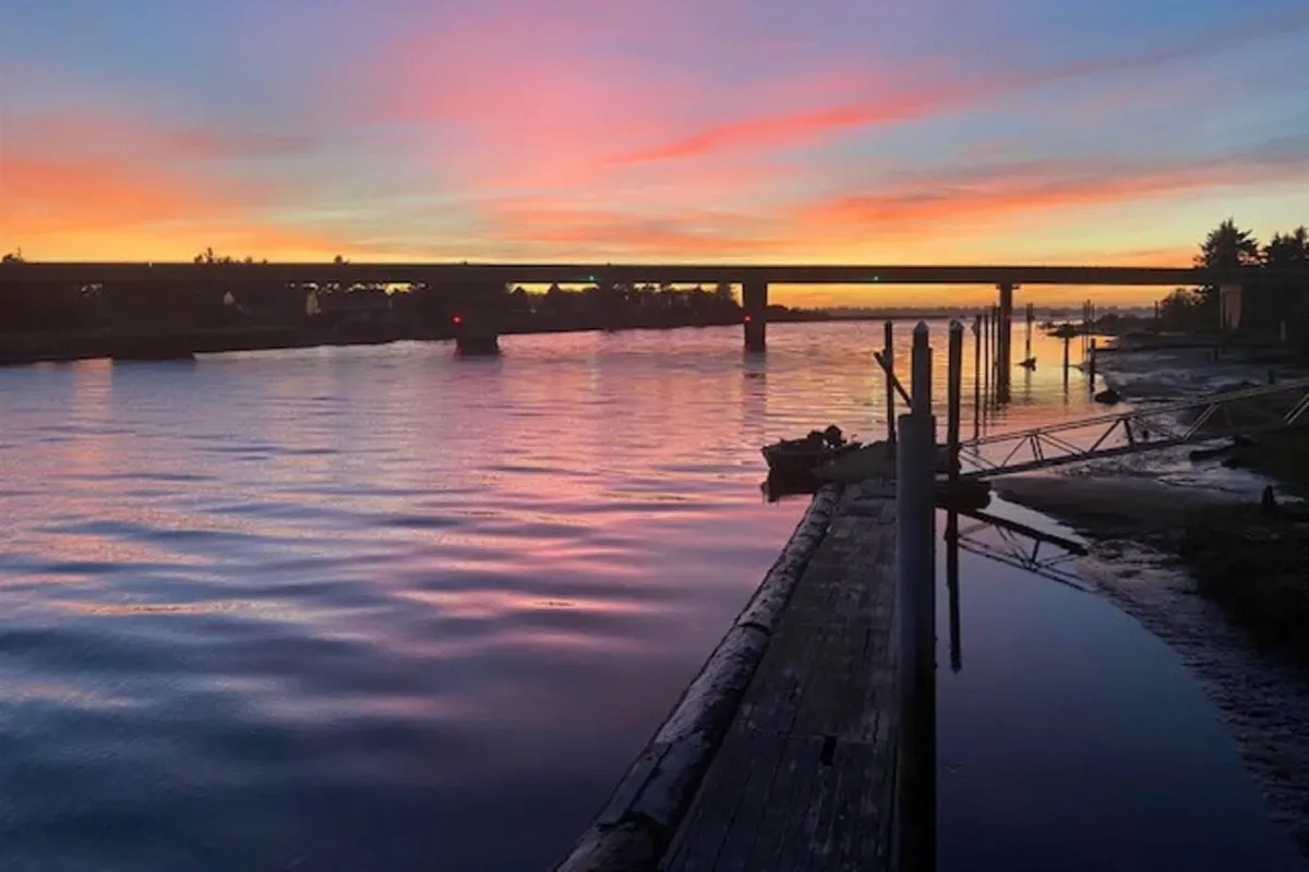 Deck and riverfront living at Siletz Sanctuary