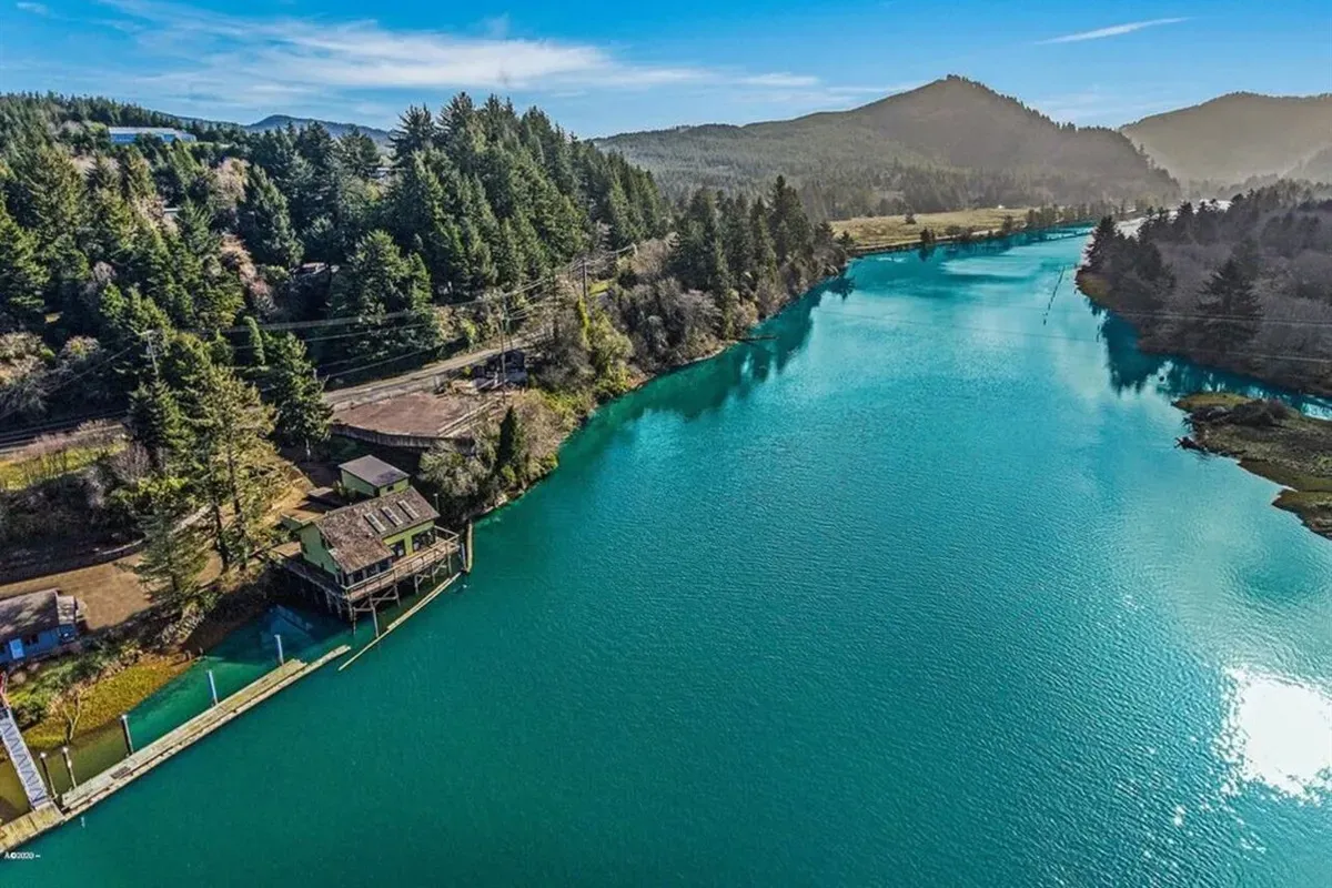 Wide panoramic river views surrounding Siletz Sanctuary