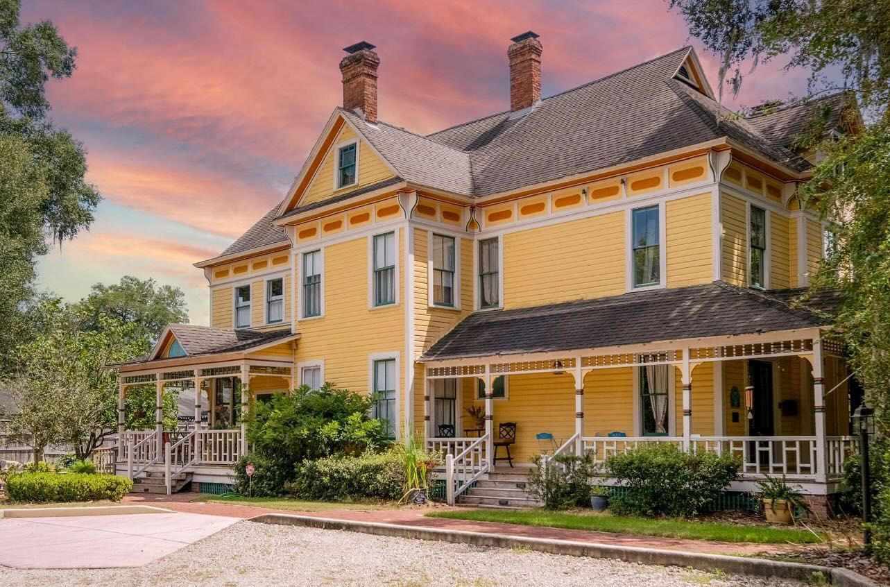 The Laurel Oak Inn and The Camellia Rose Inn as featured in The Independent Alligator.