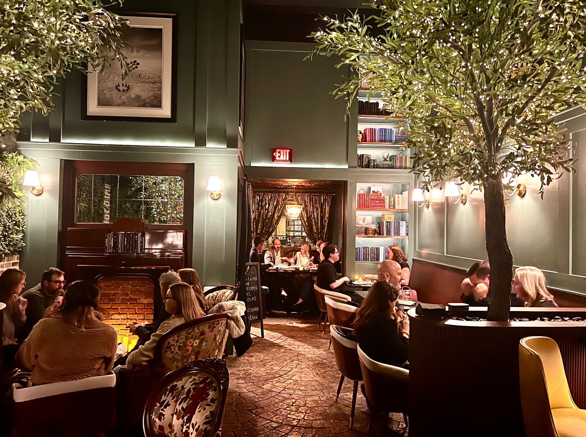 The cozy interior atmosphere of the Kin Lounge.