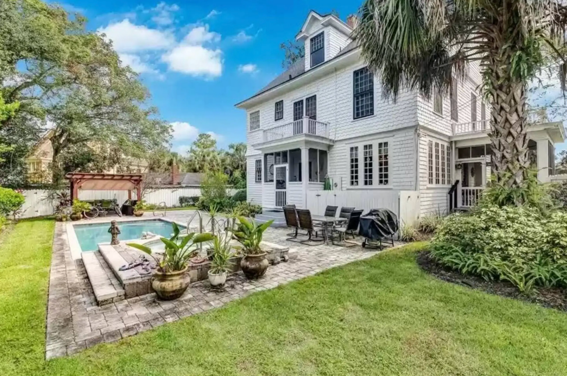 Large white home with pool- pet-friendly AirBNB - VRBO - Gainesville FL STR