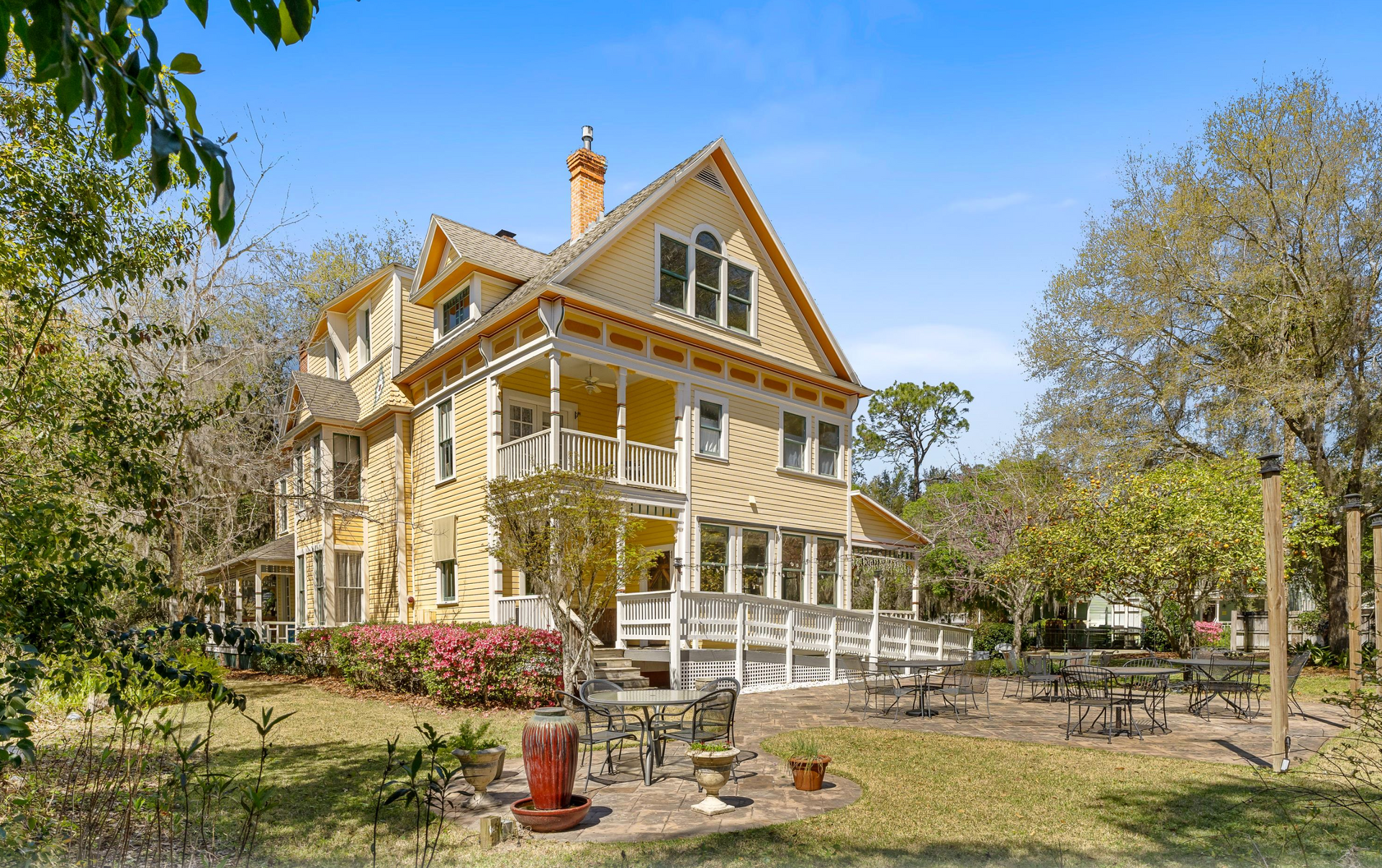 Group Accommodations in Gainesville, FL - The Laurel Oak Estate