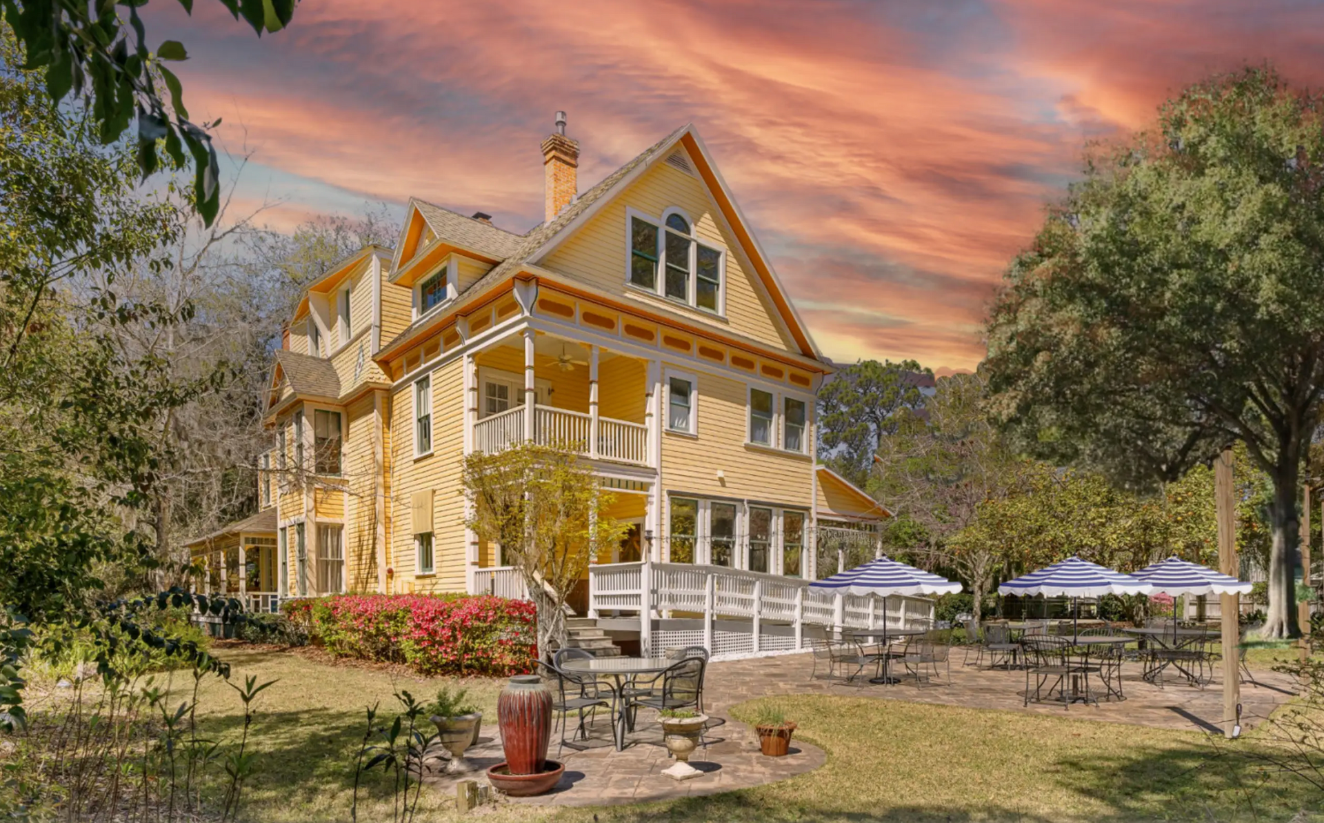 The Laurel Oak Mansion - perfect AirBNB for large groups in Gainesville, FL