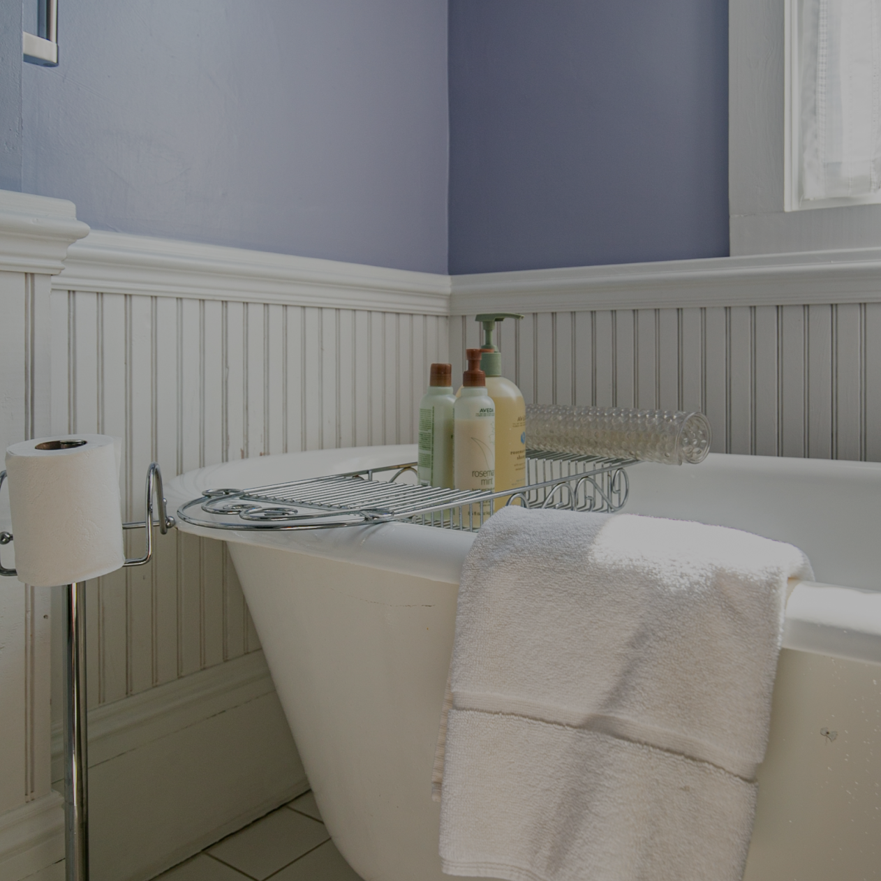 relax in craw bathtub at the laurel oak inn