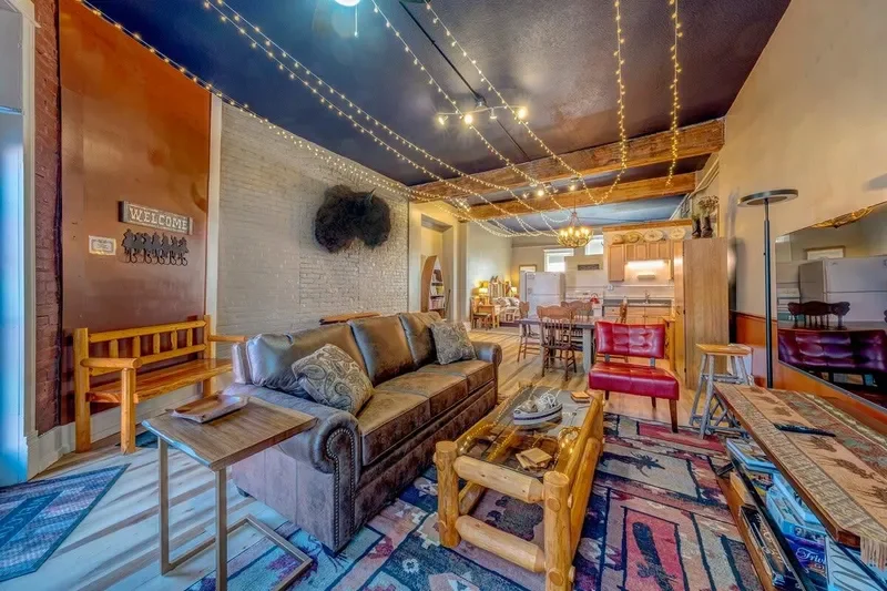 Downtown Sheridan Apartment: walk to the parade and free city parking