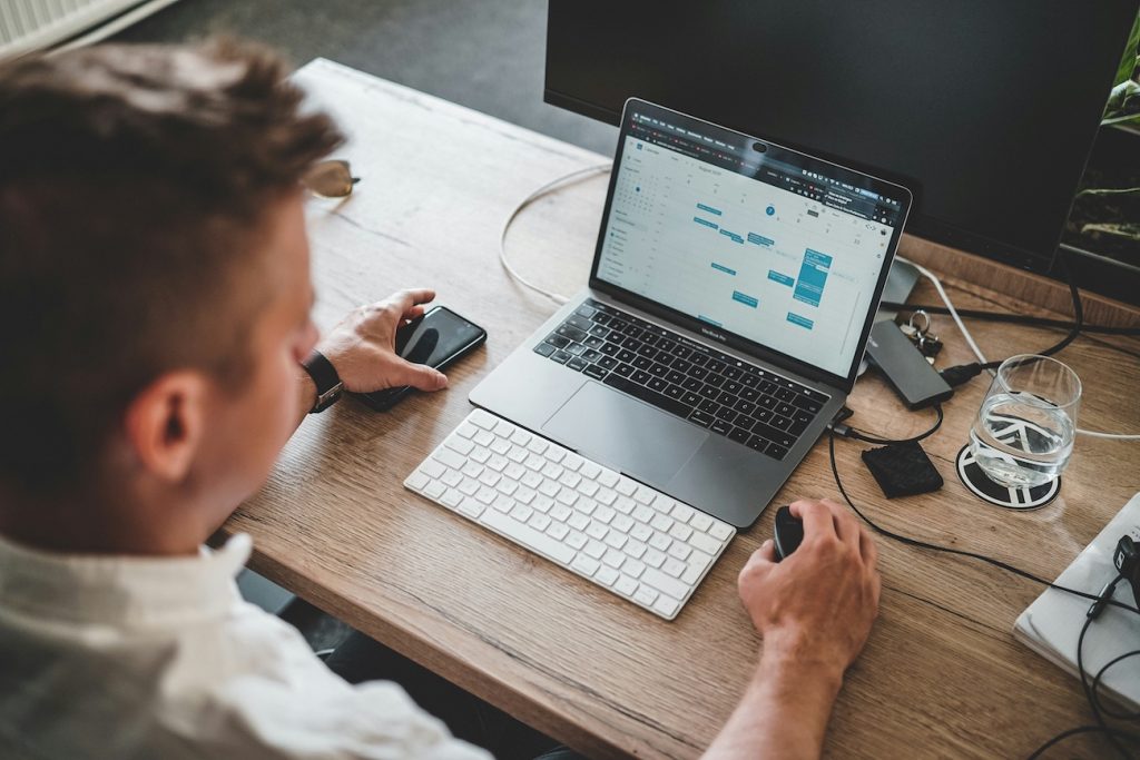 Planning on an online calendar communication with your management partner