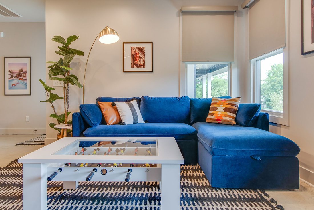 862 Seymour living room