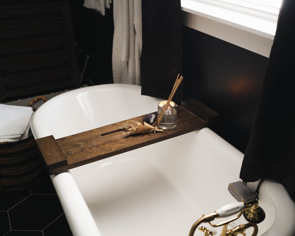 Hilltop Hideaway bathroom with claw foot tub