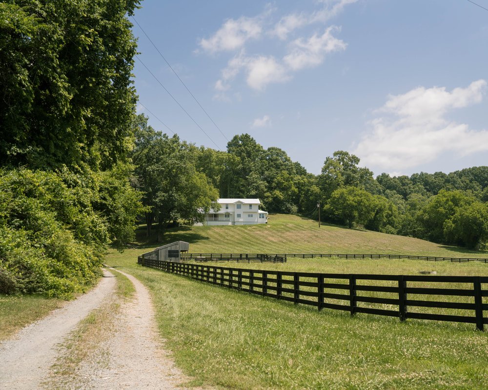 Hilltop Hideaway exterior driveway approach