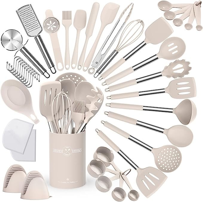 Extensive kitchen utensil set for short-term rental