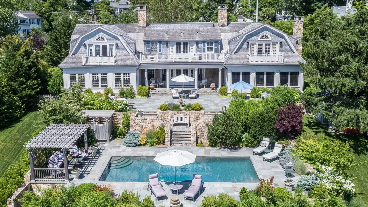 https://hgtvhome.sndimg.com/content/dam/images/hgtv/fullset/2021/4/19/0/HUHH2021-Waterside_Vineyard-Haven-MA_006.jpg.rend.hgtvcom.1280.720.85.suffix/1618837633296.webp