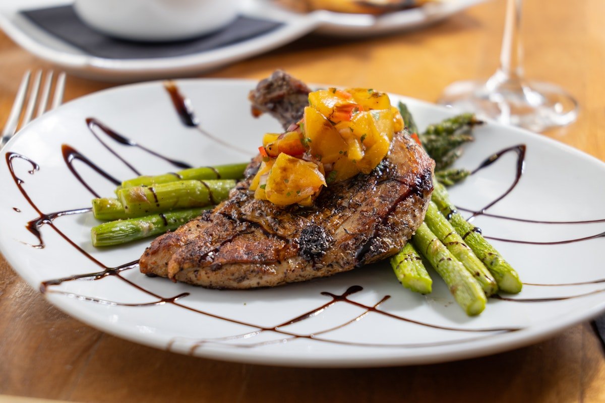 Grilled chicken with mango salsa and asparagus