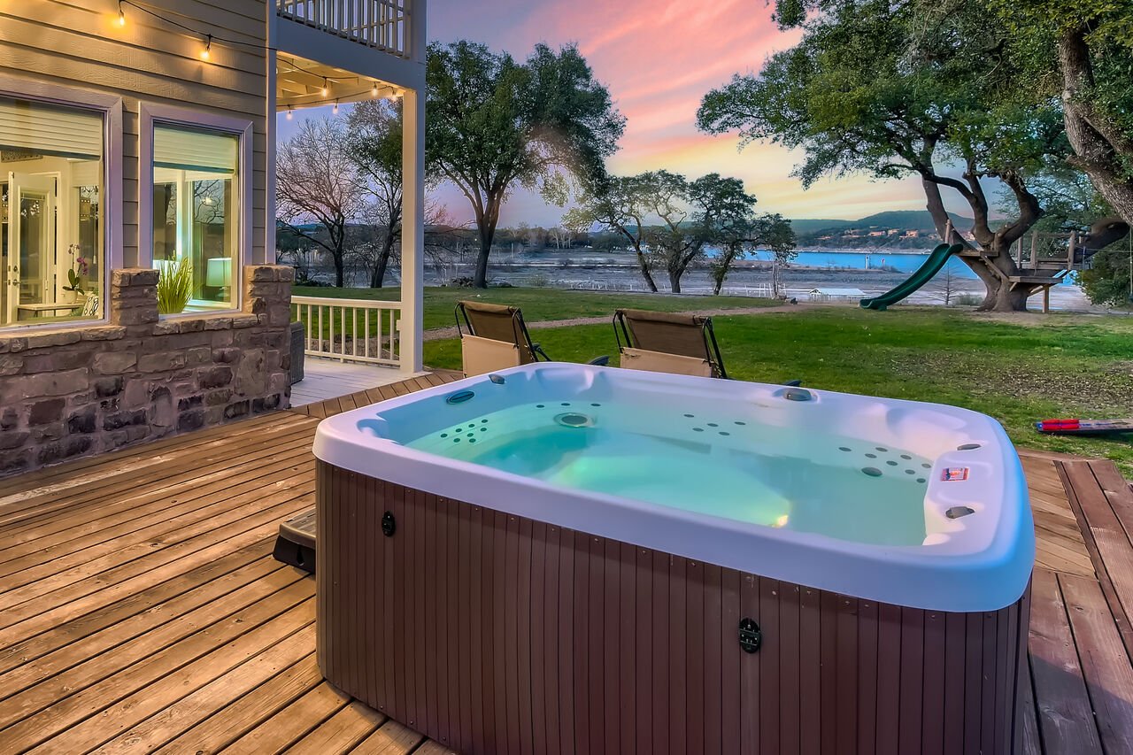 The hot tub at Hudson House Estate