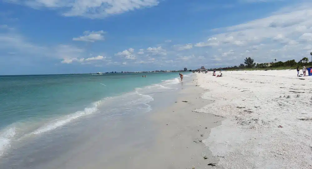 Blue-green water, white sand and no crowds at Pass-A-Grille Beach. (Photo: Bonnie Gross)