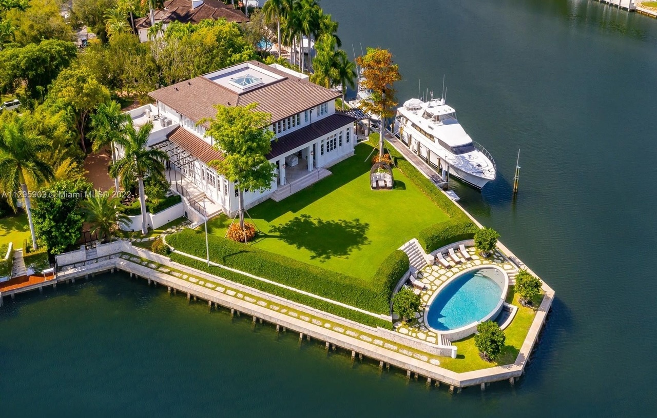 The Art of Group Travel: Renting Villas in Miami