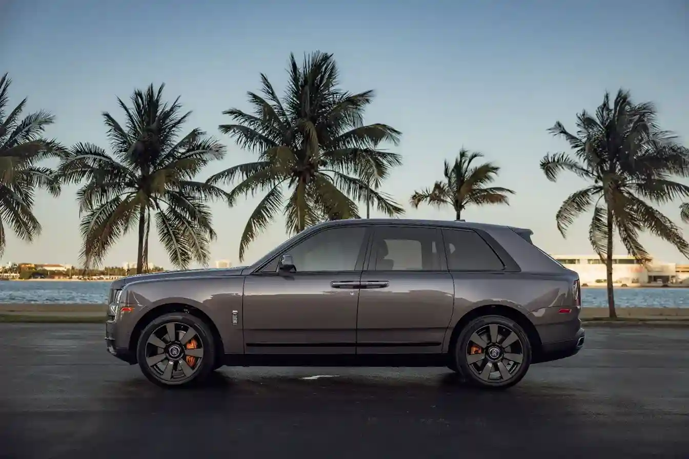 Rolls Royce Cullinan (Gray)