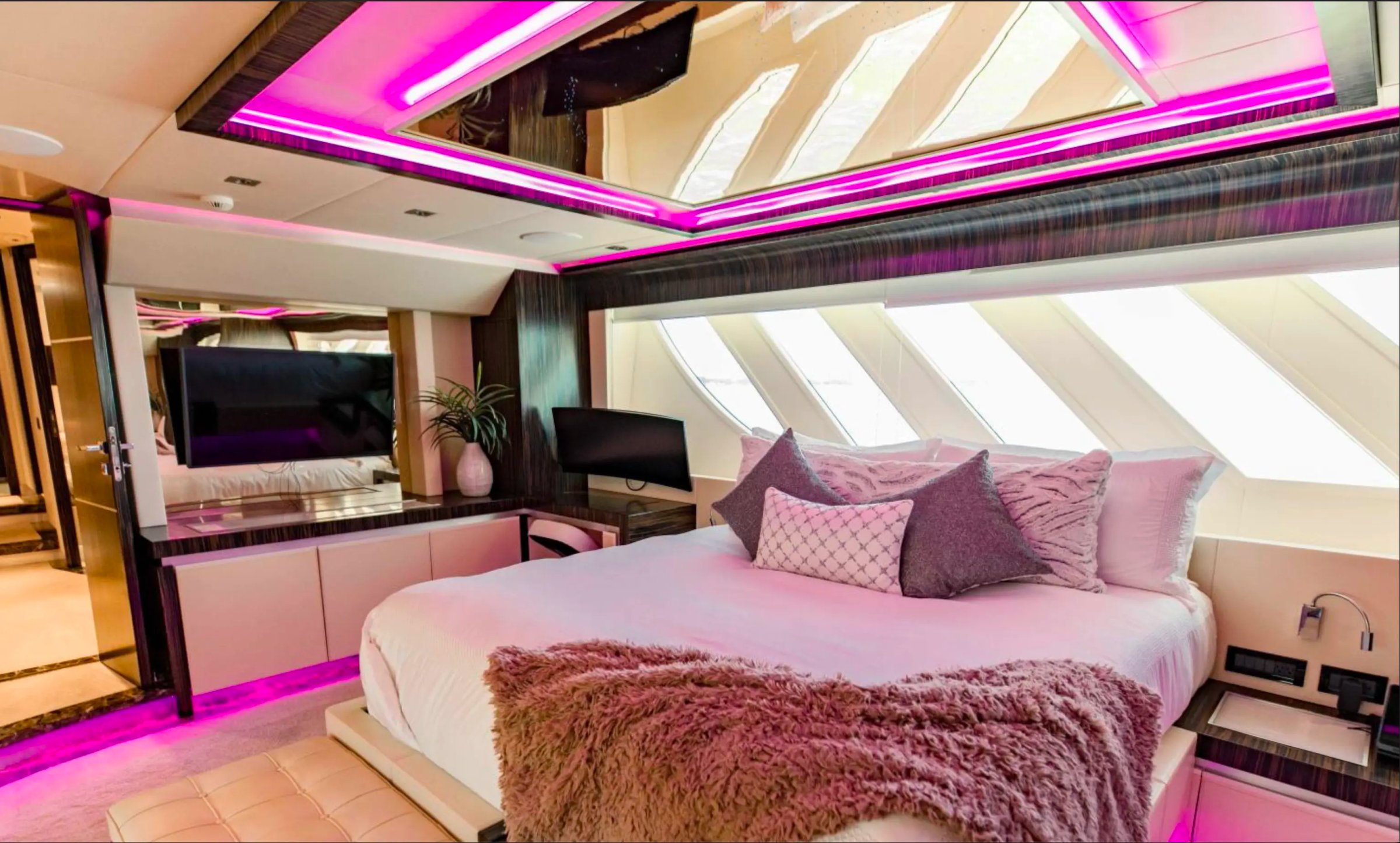 95ft Dominator "Casual"