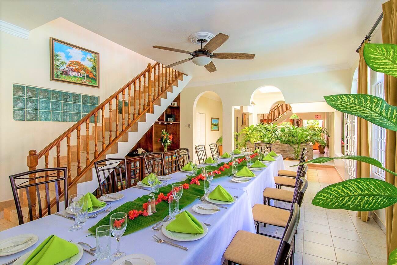 Discovery Bay Jamaica villa - Mais Oui Villa - dining for large groups - dining table set up for large group to eat together whether small wedding in Jamaica or family vacation in Jamaica
