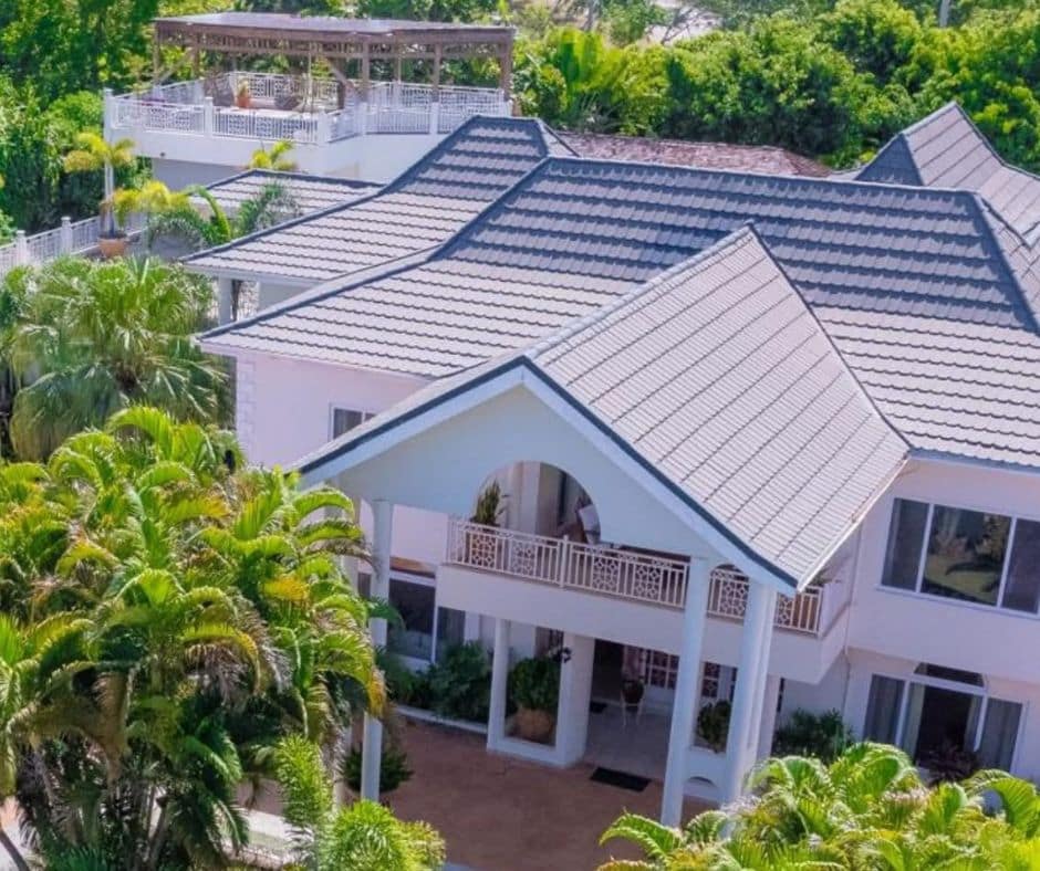Mais Oui Villa that allow small weddings in Jamaica.