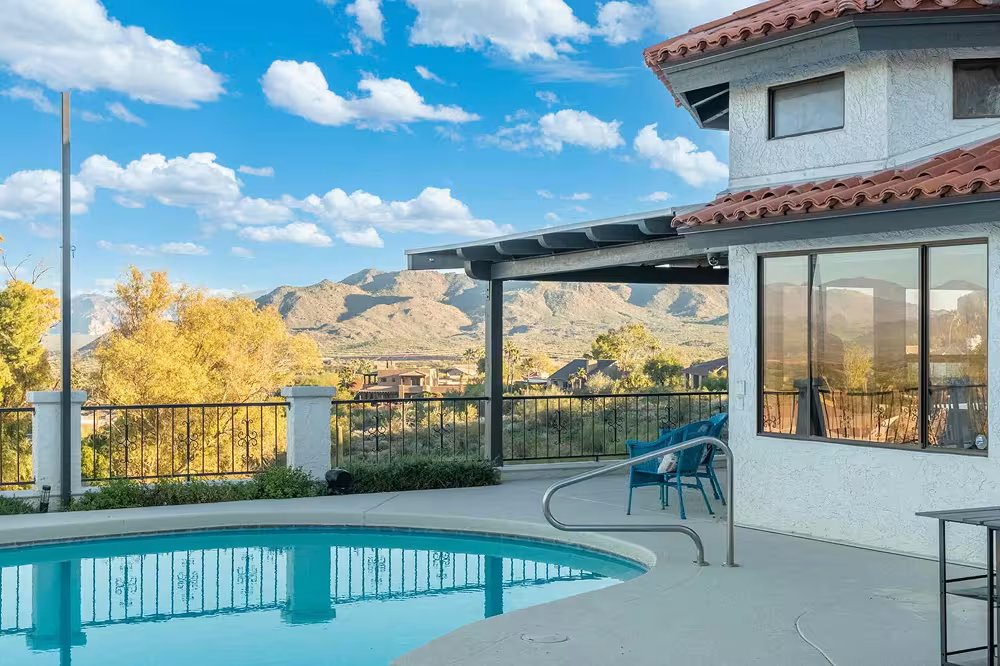 Dining and entertaining space in a Sway-managed Scottsdale home