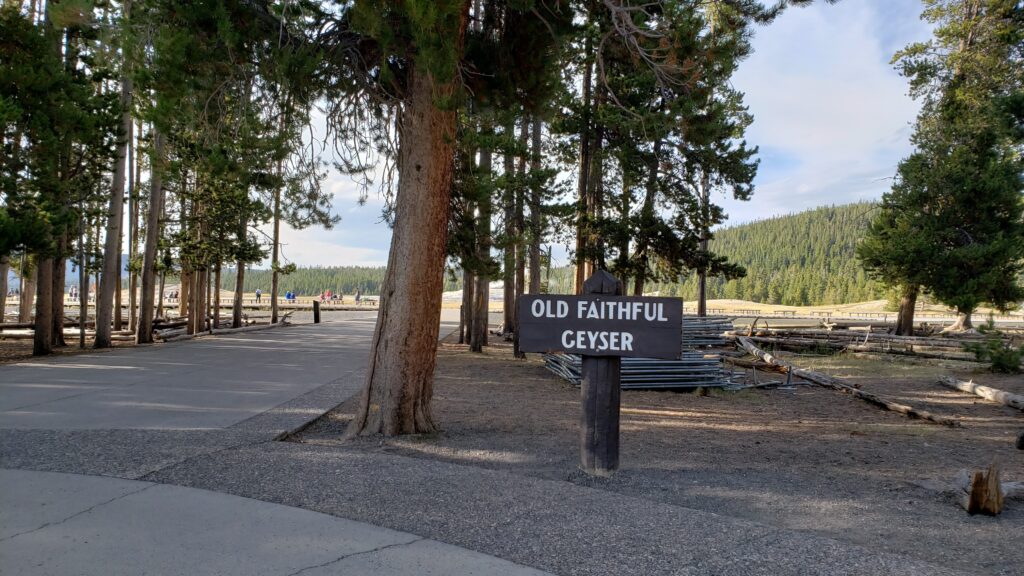 Old-Faithful-directional-sign-1024x576