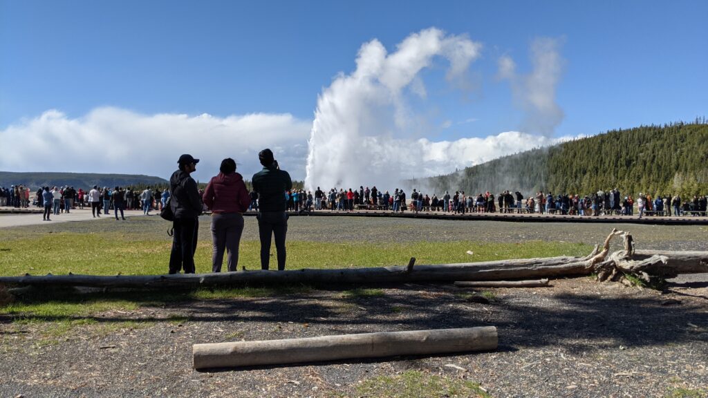 old-faithful-crowd-1024x576
