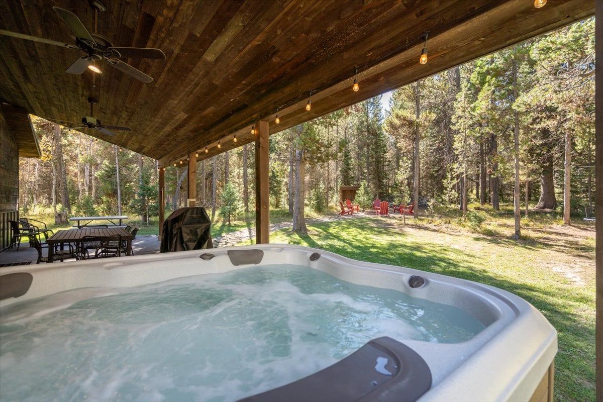 hot tub at henry's lake hideaway