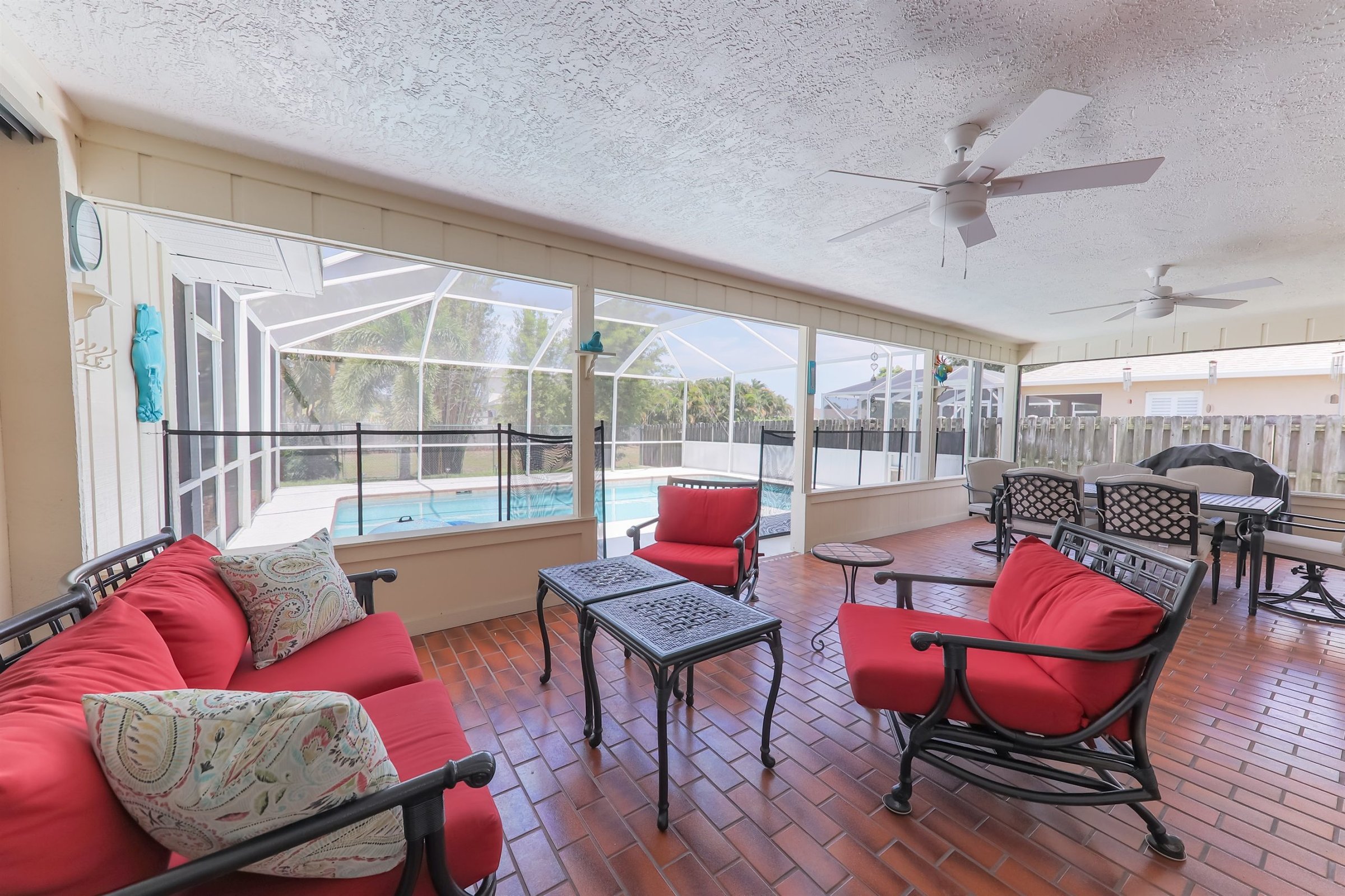 Poolside Paradise: Central Location, Big Patio