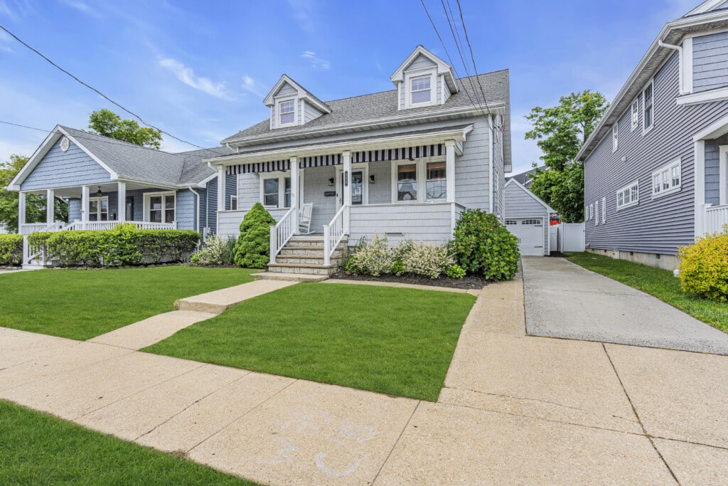Charming vacation rental home in Lake Como, featuring manicured lawn, inviting porch, and proximity to beach attractions, ideal for families and remote workers.