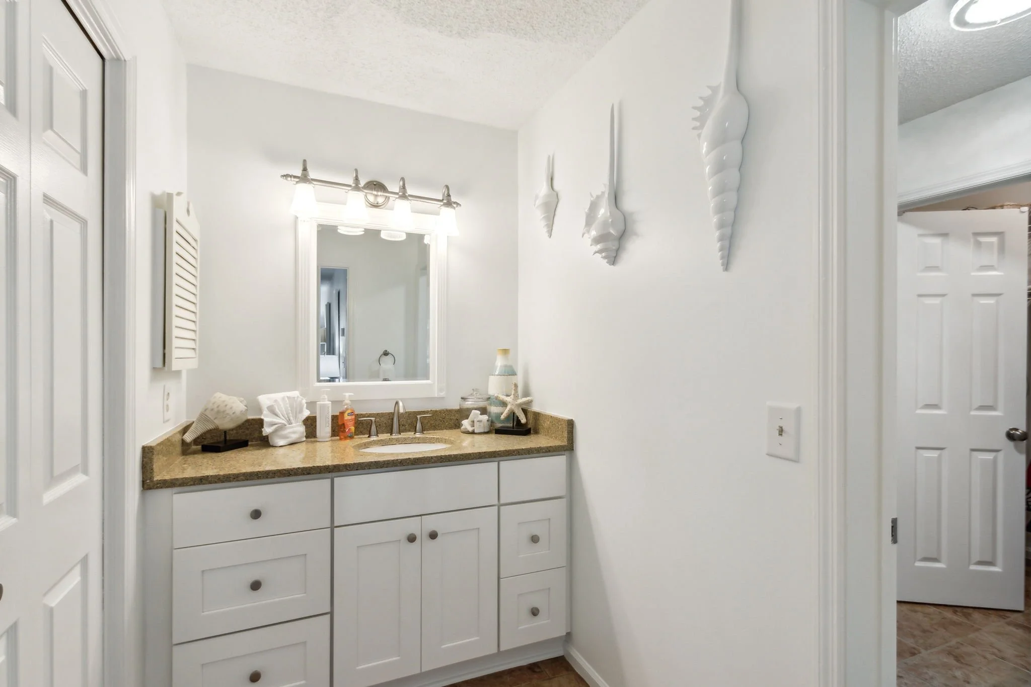 Vanity & Laundry