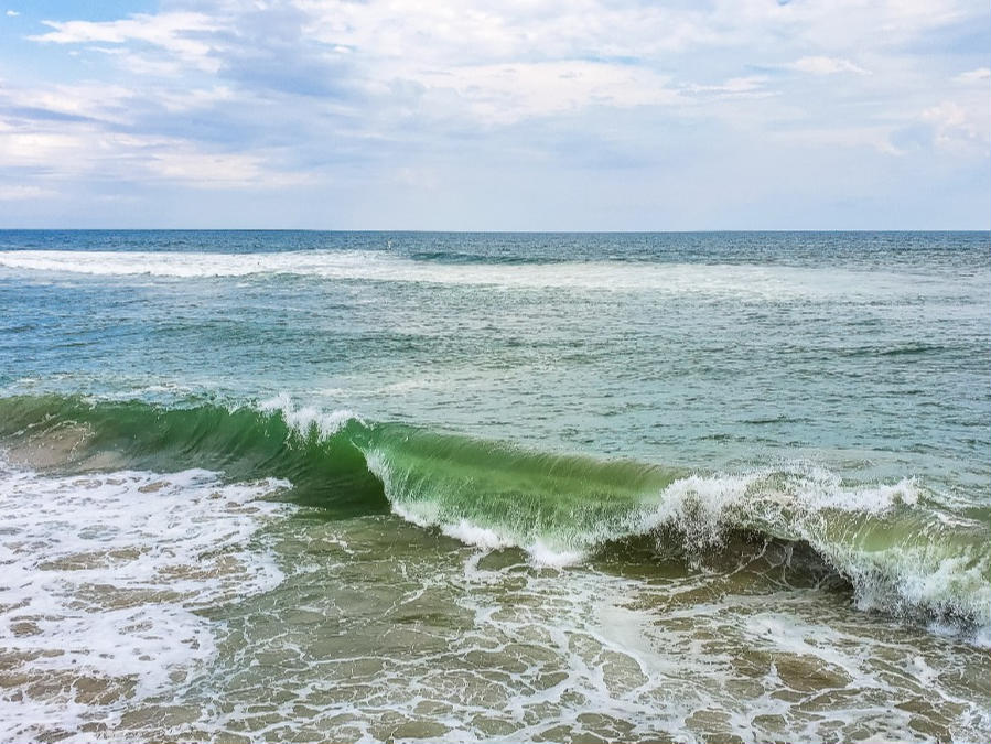 wave crashing on the beach