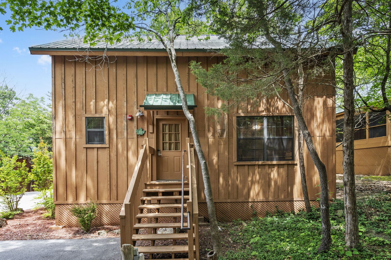 Why a Branson cabin rental outperforms a hotel for a fall trip — private deck and outdoor space