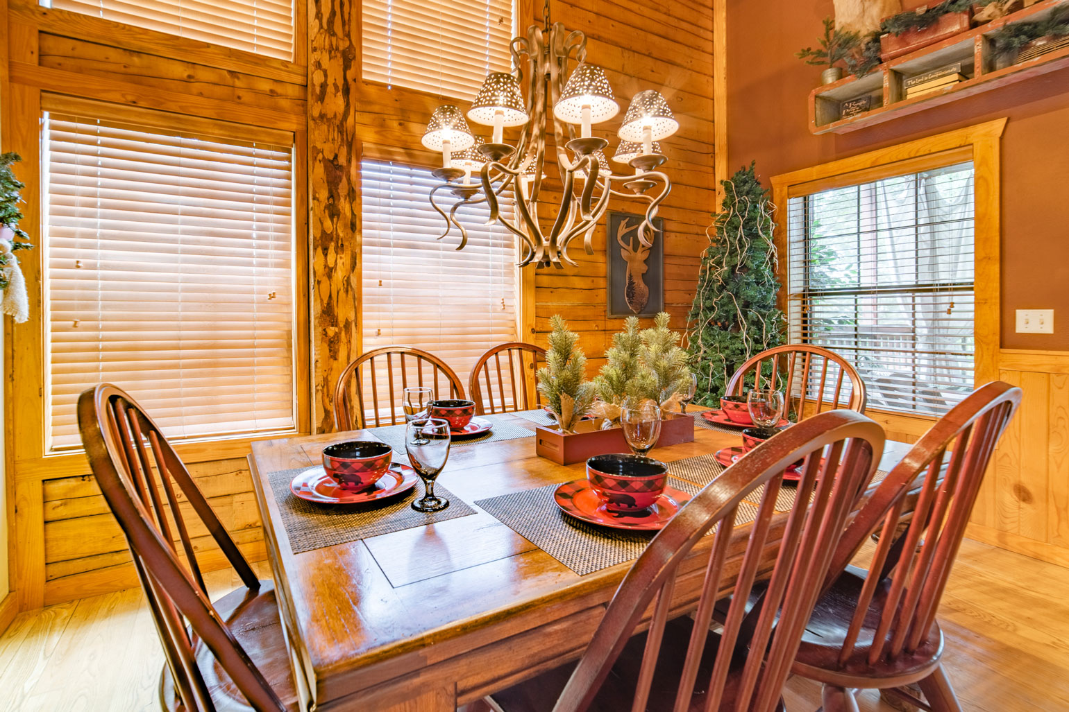 dining table | Thousand Hills Vacation