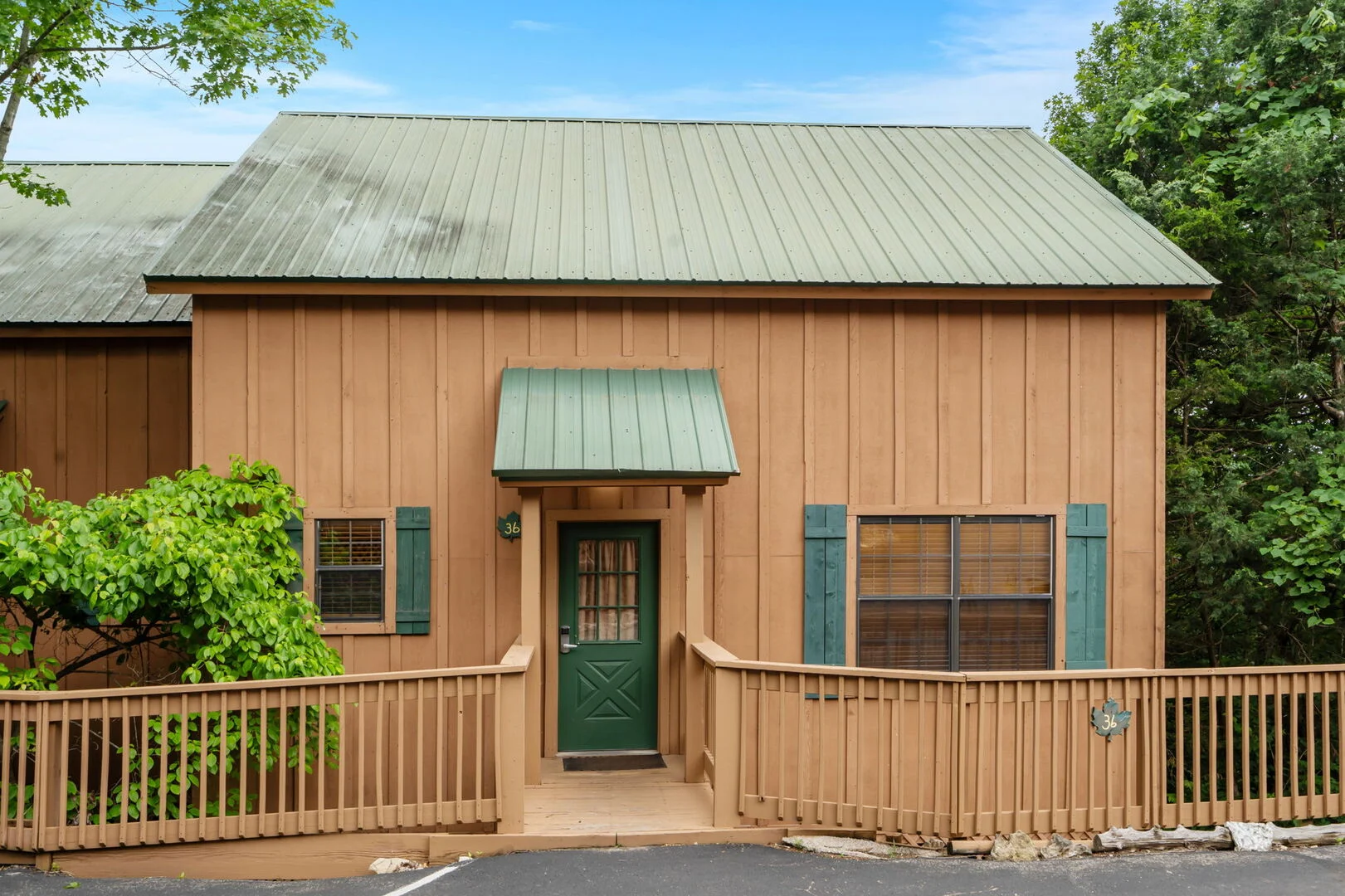 Pet-friendly cabin deck at Cabins at Green Mountain, a Thousand Hills Vacations rental in Branson, Missouri