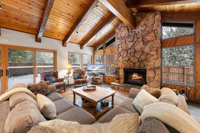 Cozy Cabin Hot-Tub Close to Ski