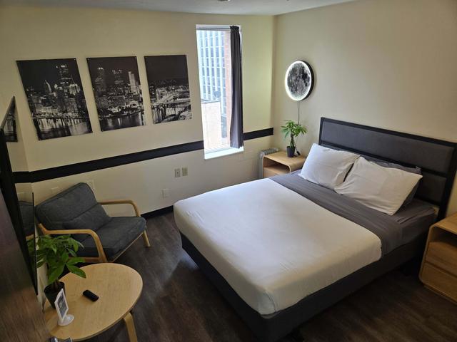 Downtown Studio Retreat | Queen Bed + 55" Smart TV + River Views