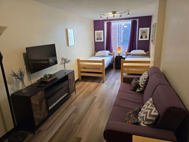 Downtown Pittsburgh Apt | 60” TV + Walk to PPG & C